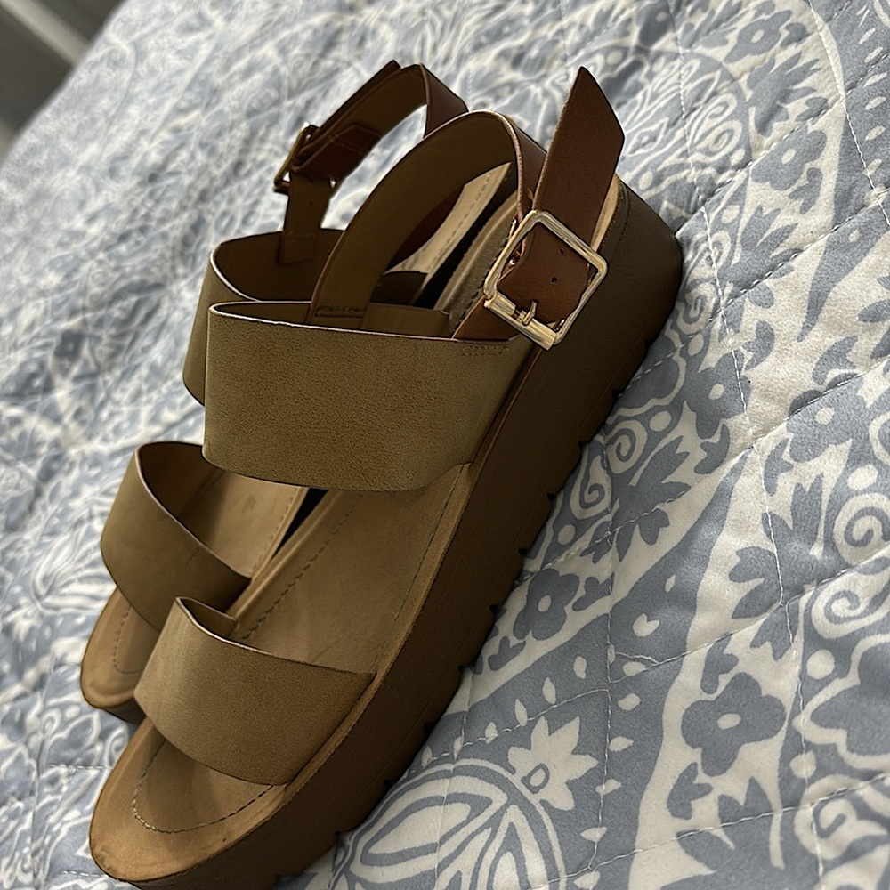 Soda sandals